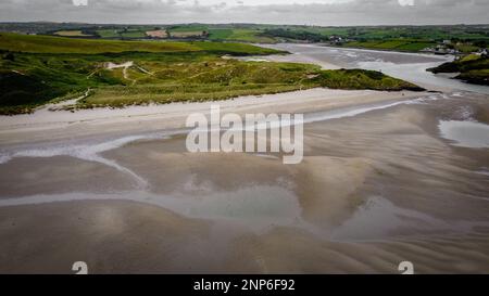 Inchydoney Beach im Süden Irlands an einem bewölkten Sommertag, Draufsicht. Küstenlandschaft. Der irische Strand. Die Küste. Stockfoto