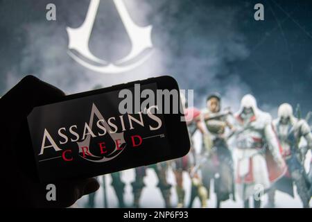 Rheinbach, Deutschland 26. Februar 2023, das Logo der Spielserie „Assassins Creed“ auf dem Display eines Smartphones (Fokus auf dem Markenlogo) Stockfoto