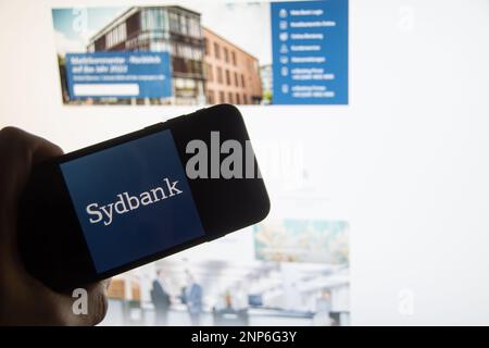 Rheinbach, Deutschland 26. Februar 2023, das Markenlogo der dänischen Bank „Sybank“ auf dem Display eines Smartphones (Fokus auf dem Markenlogo) Stockfoto