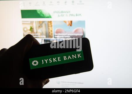 Rheinbach, Deutschland 26. Februar 2023, das Markenlogo des dänischen Finanzdienstleisters „Jyske Bank“ auf dem Display eines Smartphones Stockfoto