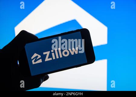 Rheinbach, Deutschland 26. Februar 2023, das Markenlogo des US-Unternehmens „Zillow“ auf dem Display eines Smartphones (Fokus auf dem Markenlogo) Stockfoto