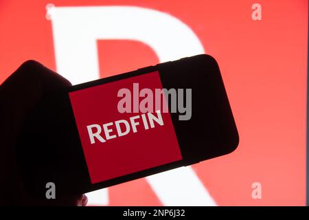 Rheinbach, Deutschland 26. Februar 2023, das Markenlogo des US-Unternehmens „Redfin“ auf dem Display eines Smartphones (Fokus auf dem Markenlogo) Stockfoto