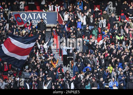 Pariser Fans (PSG's Ultras, KOP, Fans Crowd) während der öffentlichen Ausbildung der Pariser Fußballmannschaft Saint-Germain (PSG) am 24. Februar 2023 im Parc des Princes Stadion in Paris, Frankreich - Foto: Victor Joly/DPPI/LiveMedia Stockfoto