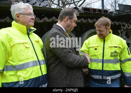 Berlin, Deutschland - 24. Februar 2023 - Oleksii Makeiev, Botschafter der Ukraine in Deutschland, besucht den russischen Panzer T-72B vor der russischen Botschaft unter den Linden. Der Panzer wurde am 31. März 2022 während der Kiew-Schlacht von ukrainischen Soldaten zum Einsatzort erklärt. (Foto: Markku Rainer Peltonen) Stockfoto