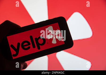 Rheinbach, Deutschland 26. Februar 2023, das Markenlogo des US-Unternehmens „Yelp“ auf dem Display eines Smartphones (Fokus auf dem Markenlogo) Stockfoto