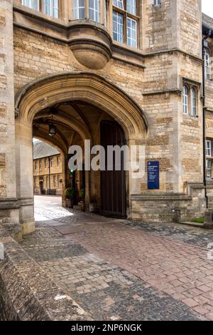 Eingang zum Torbogen und Porters Lodge, unabhängiges privates Boarding und Tagesschule in Uppingham, Rutland, England, Großbritannien Stockfoto