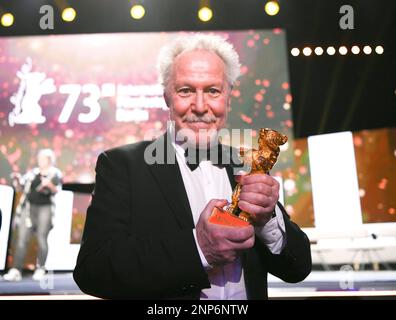 Berlin, Deutschland. 25. Februar 2023. Nicolas Philibert, Regisseur des Films „on the Adamant“, posiert für Fotos, nachdem er den Golden Bear for Best Film während des 73. Berliner Filmfestivals am 25. Februar 2023 in Berlin erhalten hat. Kredit: Ren Pengfei/Xinhua/Alamy Live News Stockfoto