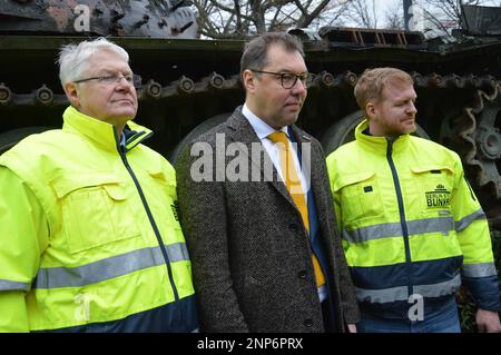 Berlin, Deutschland - 24. Februar 2023 - Oleksii Makeiev, Botschafter der Ukraine in Deutschland, besucht den russischen Panzer T-72B vor der russischen Botschaft unter den Linden. Der Panzer wurde am 31. März 2022 während der Kiew-Schlacht von ukrainischen Soldaten zum Einsatzort erklärt. (Foto: Markku Rainer Peltonen) Stockfoto