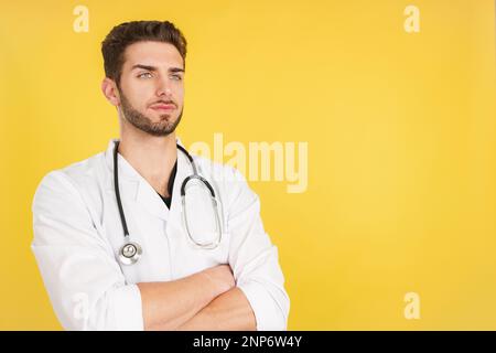 Ein ernster Arzt mit verschränkten Armen, der wegschaut Stockfoto