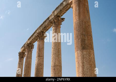 Kolonnaden mit korinthischen Säulen in der römischen Cardo Maximus Colonnaded Street in Gerasa, Jarash, Jordanien Stockfoto