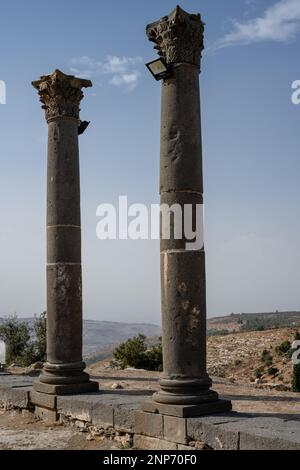 Korinthische Basaltsäulen auf der römischen Kirchenterrasse von Gadara in Umm Qays, Jordanien Stockfoto