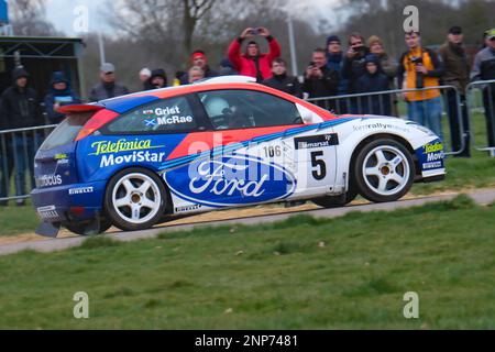 Coventry, Großbritannien. 25. Februar 2023 Race Retro ist nach einer dreijährigen Pause im Stoneleigh Park (24.-26. Februar 2023) zurück, in der alle Disziplinen abgedeckt sind, einschließlich Formel- und Rennstrecken, Rallying, Bergsteigen, Tourenwagen, Single-Marque-Serie, GT-Autos und mehr, die Veranstaltung bietet eine fantastische Ausstellung von legendären Autos in den Hallen, neben Händlern, die alle Ihre Motorsportanforderungen von Kleidung über Teile, Kunst und Medizin bis hin zu einer Bühne mit Legenden der Rennstrecke erfüllen können. Kredit: Ian Tennant/Alamy Live News Stockfoto