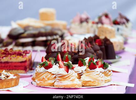 Verkauf von Desserts und anderen Leckereien auf dem Bauernmarkt in Prag, Stand eines der lokalen Süßwarenhändler, der Kuchen und andere Desserts anbietet Stockfoto