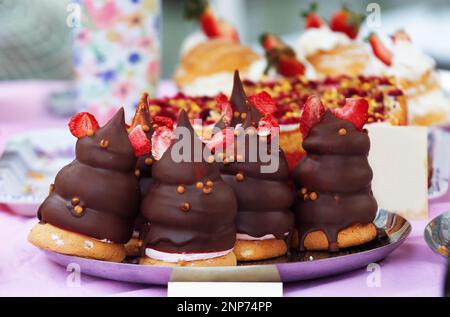 Verkauf von Desserts und anderen Leckereien auf dem Bauernmarkt in Prag, Stand eines der lokalen Süßwarenhändler, der Kuchen und andere Desserts anbietet Stockfoto