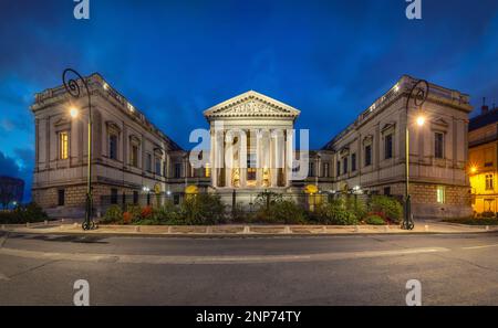 Montpellier, Frankreich. Neoklassizistisches Gebäude des Berufungsgerichts in der Abenddämmerung Stockfoto