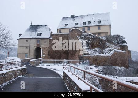 Bad Munster am Stein-Ebernburg, Deutschland - 8. Februar 2021: Brücke mit Schienen zur Burg Ebernburg an einem verschneiten, kalten, grauen Wintertag in Rhinela Stockfoto