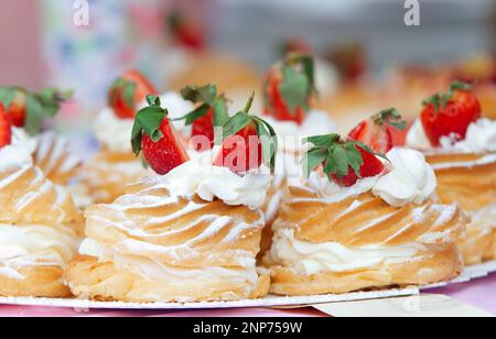 Verkauf von Desserts und anderen Leckereien auf dem Bauernmarkt in Prag, Stand eines lokalen Süßwarenherstellers, der Kuchen und andere Desserts anbietet. Schließen Stockfoto