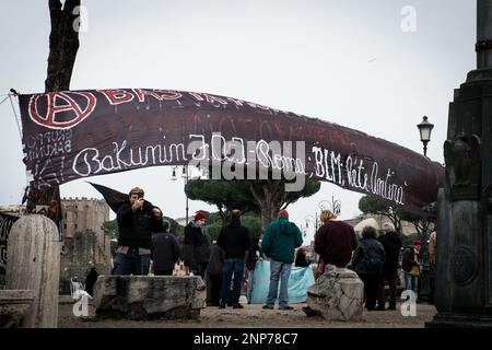 Rom, Italien, Italien. 25. Februar 2023. Roms friedliche Garnison der anarchistischen Gruppe Michail Bakunin gegen den Krieg zwischen Russland und der Ukraine. (Kreditbild: © Andrea Ronchini/Pacific Press via ZUMA Press Wire) NUR REDAKTIONELLE VERWENDUNG! Nicht für den kommerziellen GEBRAUCH! Stockfoto