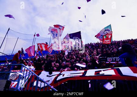 Brescia, Italien. 25. Februar 2023. SSC Bari Fans während Brescia Calcio vs SSC Bari, italienisches Fußballspiel der Serie B in Brescia, Italien, Februar 25 2023 Kredit: Independent Photo Agency/Alamy Live News Stockfoto