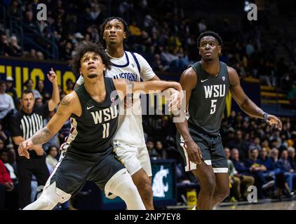 Berkeley, Kalifornien USA 25. Februar 2023. A. Washington State Forward DJ Rodman (11), California Forward Grant Newell (14) und Washington State Guard TJ Bamba (5) warten auf die Erholung nach dem Freiwurf während des NCAA Männer Basketballspiels zwischen Washington State Cougars und den California Golden Bears. Washington State schlägt California 63-57 im Haas Pavilion Berkeley Calif Thurman James/CSM/Alamy Live News Stockfoto