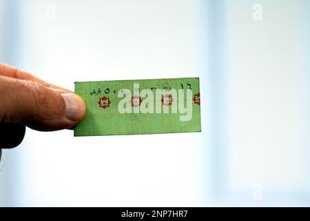 Kairo, Ägypten, Februar 11 2023: U-Bahn-Ticket für Kairo, um das Tor zu überqueren und den Zug zu benutzen, die Kairo U-Bahn ist die Schnellbahn Stockfoto