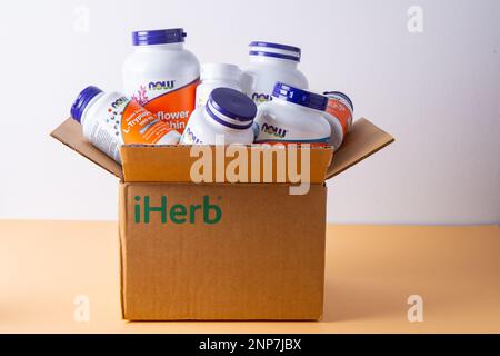 Vitamine, Mineralien und Mikronährstoffe aus iHerb Box. Viele verschiedene Gläser. Biologisch aktive Lebensmittelzusatzstoffe. Nahrungsergänzungsset online kaufen. Arzneimittel für die Gesundheit. Kiew, Ukraine - 13. Juli 2022 Stockfoto