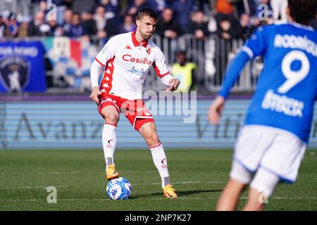 Brescia, Italien. 25. Februar 2023. Zan Zuzek (SSC Bari) während des Spiels Brescia Calcio gegen SSC Bari, italienischer Fußball der Serie B in Brescia, Italien, Februar 25 2023 Kredit: Independent Photo Agency/Alamy Live News Stockfoto