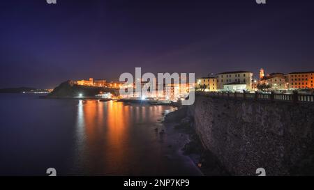 Blick auf die Skyline von Piombino vom Leuchtturm der Piazza Bovio in der Abenddämmerung. Maremma, Provinz Livorno, Region Toskana, Italien Stockfoto