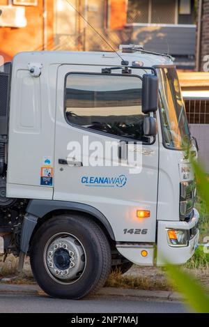 Die vordere Kabine eines Cleanaway Bulk Goods Müllwagens, Abfall- oder Müllabfuhrfahrzeugs (RCV), das an der Straße in New South Wales Central geparkt ist Stockfoto