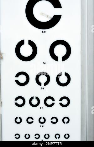 Landolt C Broken Ring Optotypen oder japanischer Sehtest in verschiedenen Größen und Ausrichtungen, ein Augendiagramm für die Prüfung von Sehvermögen und Sehschärfe verwendet Stockfoto