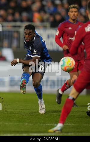 Darmstadt, Deutschland. 25. Februar 2023. Fußball: 2. Bundesliga, Darmstadt 98 - Hamburger SV, Matchday 22, Merck-Stadion am Böllenfalltor. Darmstadt ist Frank Ronstadt auf dem Ball. Kredit: Thomas Frey/dpa - WICHTIGER HINWEIS: Gemäß den Anforderungen der DFL Deutsche Fußball Liga und des DFB Deutscher Fußball-Bund ist es verboten, im Stadion aufgenommene Fotos und/oder das Spiel in Form von Sequenzbildern und/oder videoähnlichen Fotoserien zu verwenden oder verwenden zu lassen./dpa/Alamy Live News Stockfoto