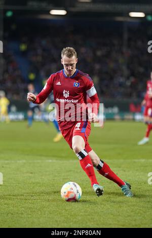 Darmstadt, Deutschland. 25. Februar 2023. Fußball: 2. Bundesliga, Darmstadt 98 - Hamburger SV, Matchday 22, Merck-Stadion am Böllenfalltor. Das Hamburg Sebastian Schönlau. Kredit: Thomas Frey/dpa - WICHTIGER HINWEIS: Gemäß den Anforderungen der DFL Deutsche Fußball Liga und des DFB Deutscher Fußball-Bund ist es verboten, im Stadion aufgenommene Fotos und/oder das Spiel in Form von Sequenzbildern und/oder videoähnlichen Fotoserien zu verwenden oder verwenden zu lassen./dpa/Alamy Live News Stockfoto