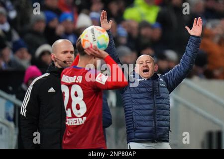 Darmstadt, Deutschland. 25. Februar 2023. Fußball: 2. Bundesliga, Darmstadt 98 - Hamburger SV, Matchday 22, Merck-Stadion am Böllenfalltor. Darmstadts Trainer Torsten Lieberknecht. Kredit: Thomas Frey/dpa - WICHTIGER HINWEIS: Gemäß den Anforderungen der DFL Deutsche Fußball Liga und des DFB Deutscher Fußball-Bund ist es verboten, im Stadion aufgenommene Fotos und/oder das Spiel in Form von Sequenzbildern und/oder videoähnlichen Fotoserien zu verwenden oder verwenden zu lassen./dpa/Alamy Live News Stockfoto