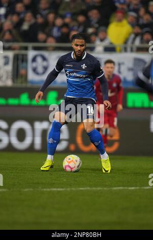 Darmstadt, Deutschland. 25. Februar 2023. Fußball: 2. Bundesliga, Darmstadt 98 - Hamburger SV, Matchday 22, Merck-Stadion am Böllenfalltor. Keanan Bennetts in Darmstadt. Kredit: Thomas Frey/dpa - WICHTIGER HINWEIS: Gemäß den Anforderungen der DFL Deutsche Fußball Liga und des DFB Deutscher Fußball-Bund ist es verboten, im Stadion aufgenommene Fotos und/oder das Spiel in Form von Sequenzbildern und/oder videoähnlichen Fotoserien zu verwenden oder verwenden zu lassen./dpa/Alamy Live News Stockfoto