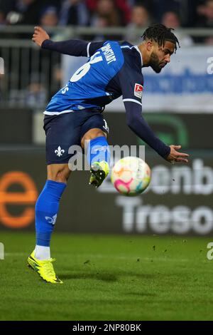 Darmstadt, Deutschland. 25. Februar 2023. Fußball: 2. Bundesliga, Darmstadt 98 - Hamburger SV, Matchday 22, Merck-Stadion am Böllenfalltor. Keanan Bennetts in Darmstadt. Kredit: Thomas Frey/dpa - WICHTIGER HINWEIS: Gemäß den Anforderungen der DFL Deutsche Fußball Liga und des DFB Deutscher Fußball-Bund ist es verboten, im Stadion aufgenommene Fotos und/oder das Spiel in Form von Sequenzbildern und/oder videoähnlichen Fotoserien zu verwenden oder verwenden zu lassen./dpa/Alamy Live News Stockfoto