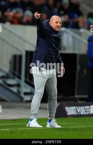 Darmstadt, Deutschland. 25. Februar 2023. Fußball: 2. Bundesliga, Darmstadt 98 - Hamburger SV, Matchday 22, Merck-Stadion am Böllenfalltor. Darmstadts Trainer Torsten Lieberknecht. Kredit: Thomas Frey/dpa - WICHTIGER HINWEIS: Gemäß den Anforderungen der DFL Deutsche Fußball Liga und des DFB Deutscher Fußball-Bund ist es verboten, im Stadion aufgenommene Fotos und/oder das Spiel in Form von Sequenzbildern und/oder videoähnlichen Fotoserien zu verwenden oder verwenden zu lassen./dpa/Alamy Live News Stockfoto