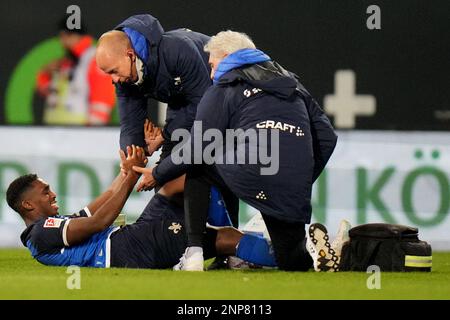 Darmstadt, Deutschland. 25. Februar 2023. Fußball: 2. Bundesliga, Darmstadt 98 - Hamburger SV, Matchday 22, Merck-Stadion am Böllenfalltor. Frank Ronstadt von Darmstadt wird behandelt. Kredit: Thomas Frey/dpa - WICHTIGER HINWEIS: Gemäß den Anforderungen der DFL Deutsche Fußball Liga und des DFB Deutscher Fußball-Bund ist es verboten, im Stadion aufgenommene Fotos und/oder das Spiel in Form von Sequenzbildern und/oder videoähnlichen Fotoserien zu verwenden oder verwenden zu lassen./dpa/Alamy Live News Stockfoto