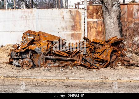 Irpin, Ukraine. 25. Februar 2023. Ein verbranntes Auto, das am 25. Februar 2023 in Irpin, Ukraine, gesehen wurde. Irpin war während der ersten Monate der russischen Invasion in der Ukraine besetzt. Da die Invasion der Ukraine durch die russischen Streitkräfte ihren ersten Jahrestag vergeht, ist das Ausmaß der Zerstörung in der Region Kiew noch abzuwarten. (Foto: Dominika Zarzycka/Sipa USA) Guthaben: SIPA USA/Alamy Live News Stockfoto