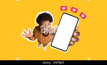 Ein schwarzer Mann mit Brille, der mit dem Smartphone die Hand hebt und schreit Stockfoto