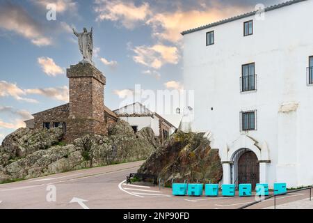 Spirituelle Hingabe in der wunderschönen Kapelle der Virgen de la Montaña Stockfoto