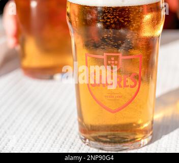 Sagres Portugiesisches Bier in einem Trinkglas serviert in einem echten Restaurant Stockfoto