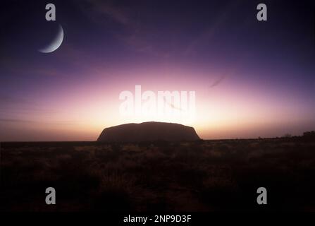 CRESCENT MOON AYERS ROCKEN ULURU-KATA TJUTA NATIONAL PARK NÖRDLICHES TERRITORIUM AUSTRALIEN Stockfoto