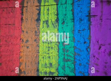 Strukturierter Holzhintergrund mit Regenbogenfahne, Symbol für Schwule und Freiheit, mit farbigen Kreiden bemalt Stockfoto