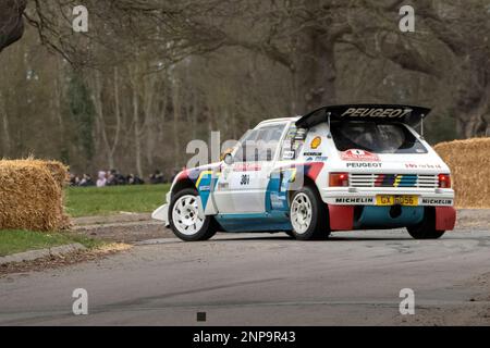 Peugeot 205 T 16 bei Race Retro 2023 Exhibition und Rally Stages im Stoneleigh Park Warwickshire UK Stockfoto