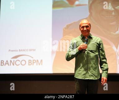 25. Februar 2023, Verona, Veneto, Italien: Ralf DUJMOVITS, Der erste deutsche Bergsteiger, der die 14 achttausend Gipfel bestiegen hat, erhält während des Verona Mountain Film Festival 2023 eine Auszeichnung für lebenslange Leistungen (Kreditbild: © Mickael Chavet/ZUMA Press Wire), NUR REDAKTIONELLE VERWENDUNG! Nicht für den kommerziellen GEBRAUCH! Stockfoto