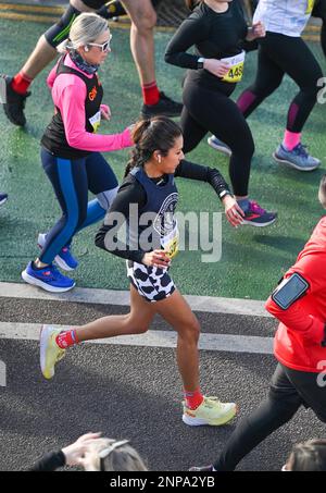 Brighton UK 26. . Februar 2023 Tausende Läufer nehmen an einem strahlenden Morgen an der Südküste am Brighton Halbmarathon 33. Teil . Über zehntausend Läufer sollen dabei helfen, Geld für verschiedene Wohltätigkeitsorganisationen zu sammeln: Credit Simon Dack / Alamy Live News Stockfoto