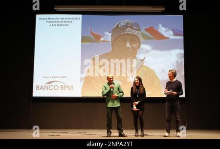 25. Februar 2023, Verona, Veneto, Italien: Ralf DUJMOVITS, Der erste deutsche Bergsteiger, der die 14 achttausend Gipfel bestiegen hat, erhält während des Verona Mountain Film Festival 2023 eine Auszeichnung für lebenslange Leistungen (Kreditbild: © Mickael Chavet/ZUMA Press Wire), NUR REDAKTIONELLE VERWENDUNG! Nicht für den kommerziellen GEBRAUCH! Stockfoto