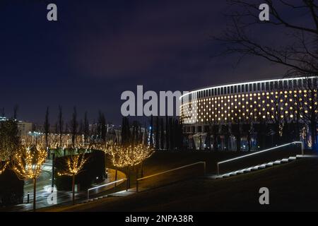 Russland, Krasnodar - 04. Januar 2023: Stadion des Fußballvereins Krasnodar und Park mit wunderschönem Licht bei Nacht Stockfoto