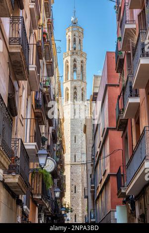 Die berühmte Kirche Santa Maria del Mar in Barcelona durch eine kleine Gasse Stockfoto