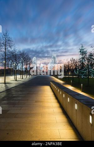 Russland, Krasnodar - 04. Januar 2023: Neujahrsdekorationen im galicischen Nachtpark in Krasnodar. Früh am Morgen Stockfoto